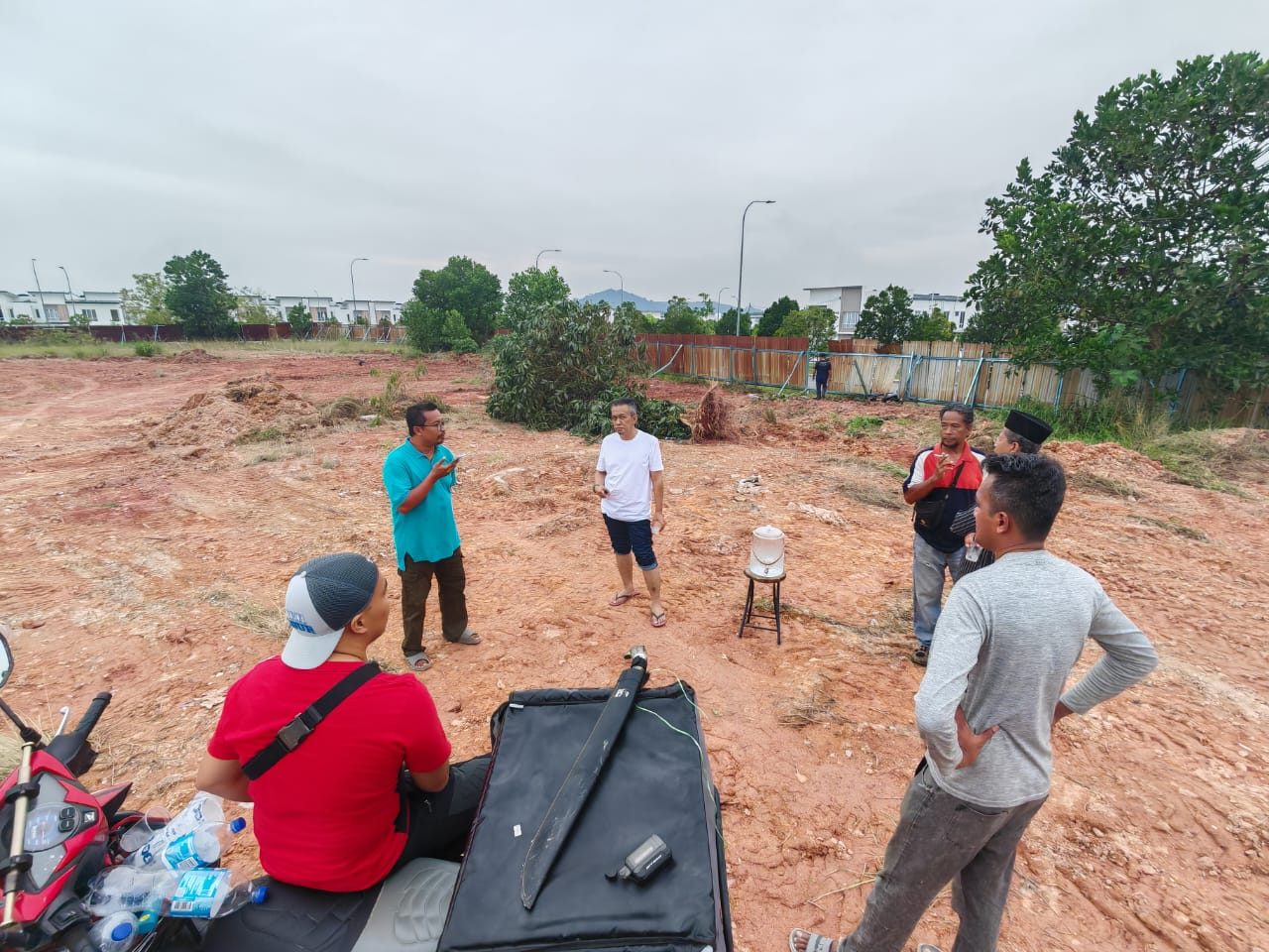 Pembersihan Tanah Masjid Bagi Persiapan Ruang Solat Sementara