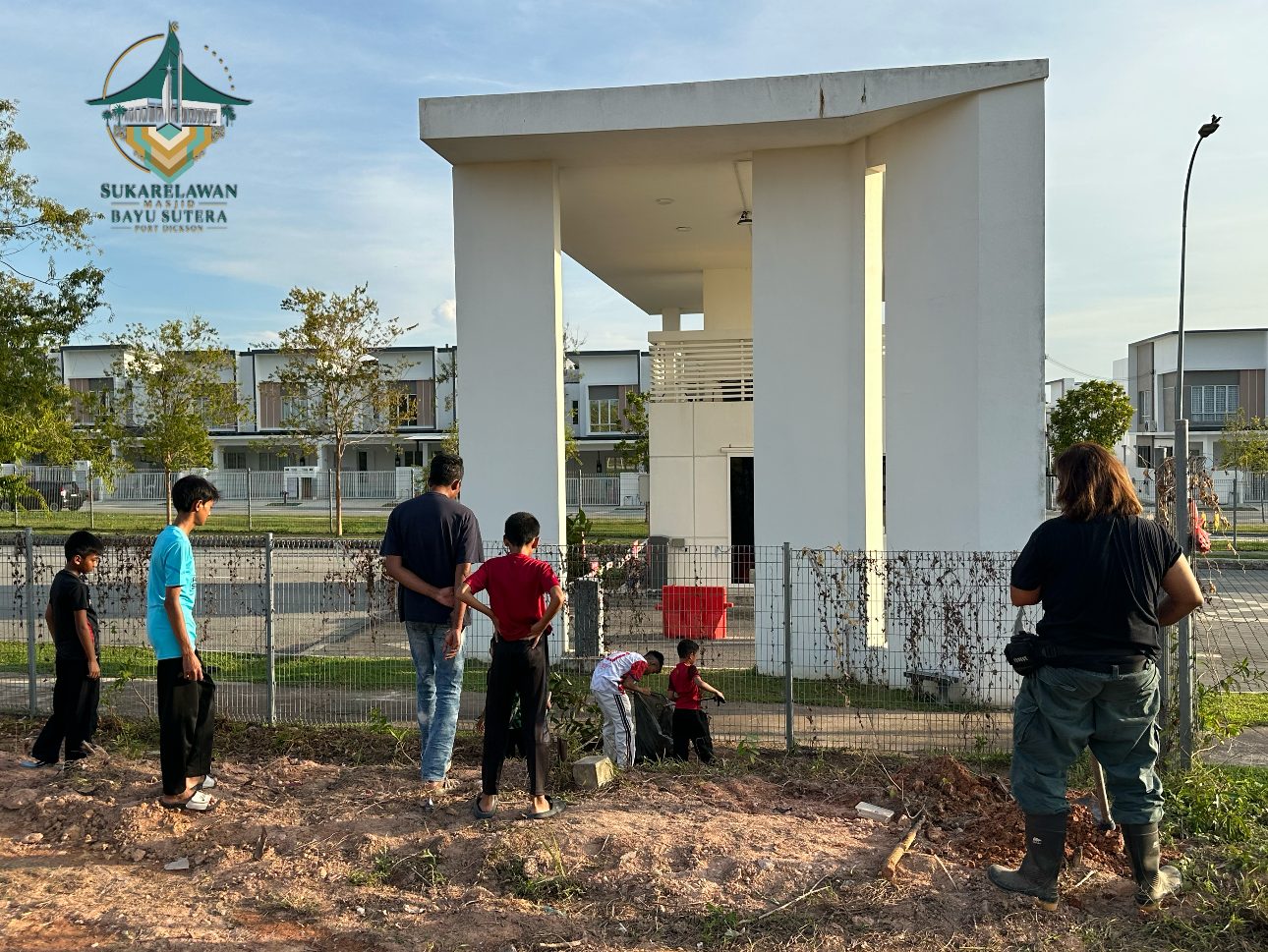 MELENTUR BULUH BIARLAH DARI REBUNG